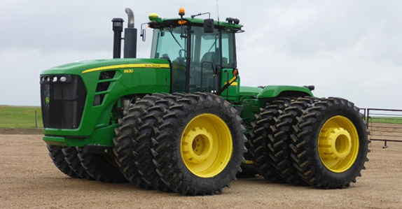 John Deere tractor sold at Ritchie Bros. farm equipment auction.